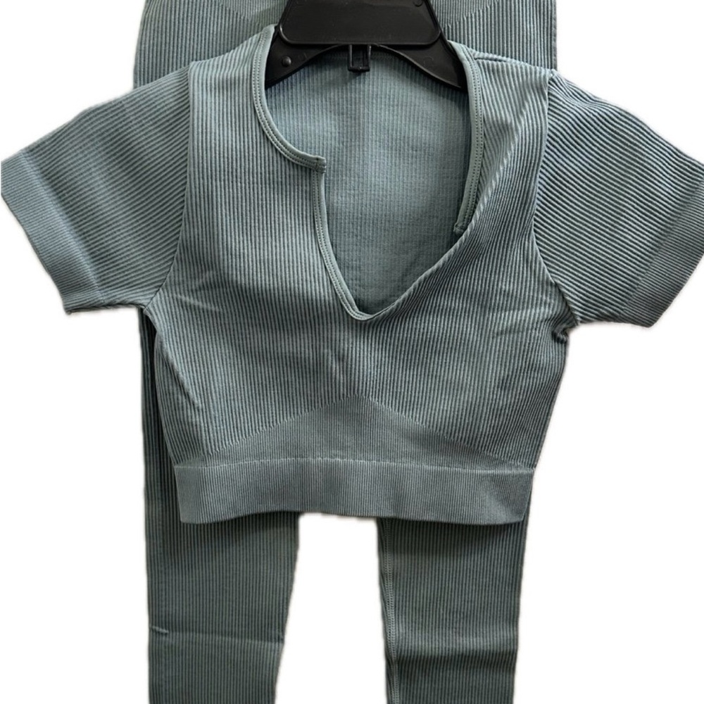 Ladies twin set in moss green crop top & leggings